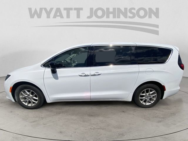 Used 2024 Chrysler Voyager LX image 4