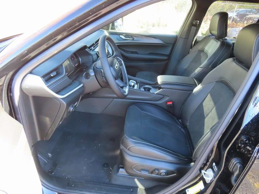 New 2025 Jeep Grand Cherokee Altitude image 19