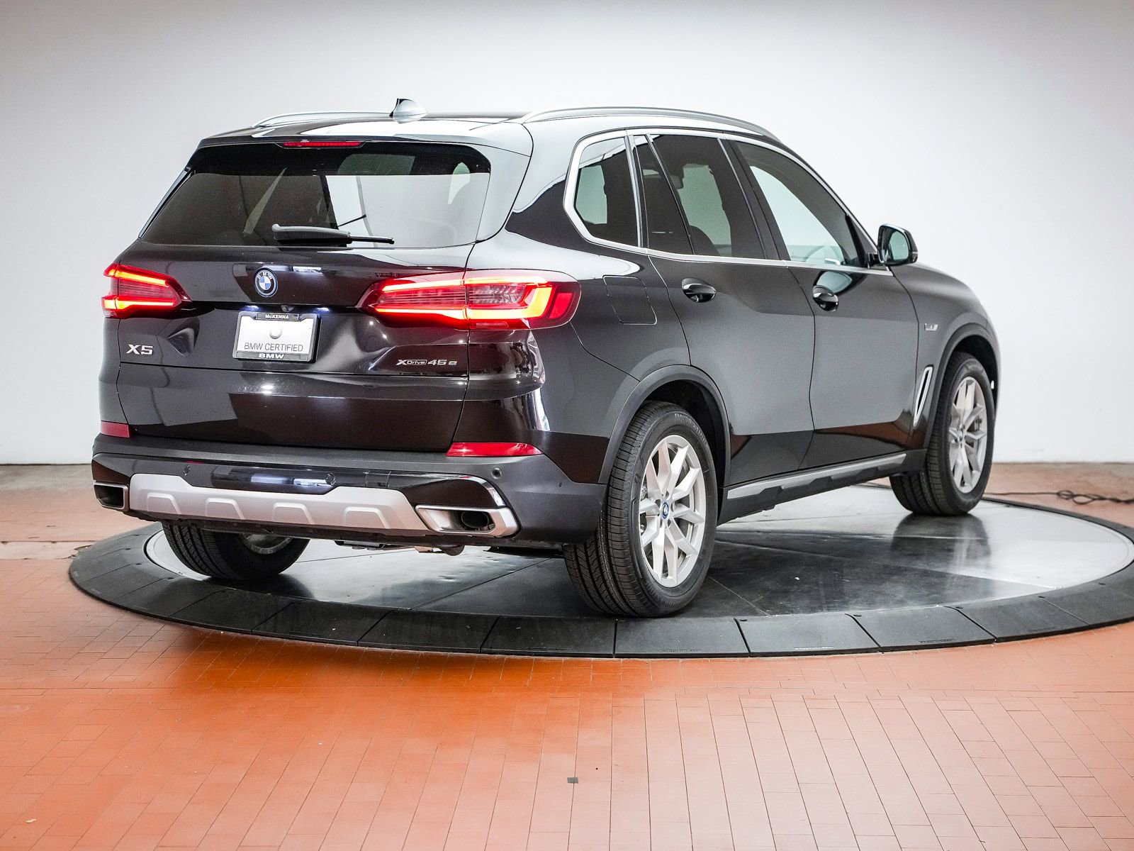 Certified 2023 BMW X5 xDrive45e w/ Climate Comfort Package image 5