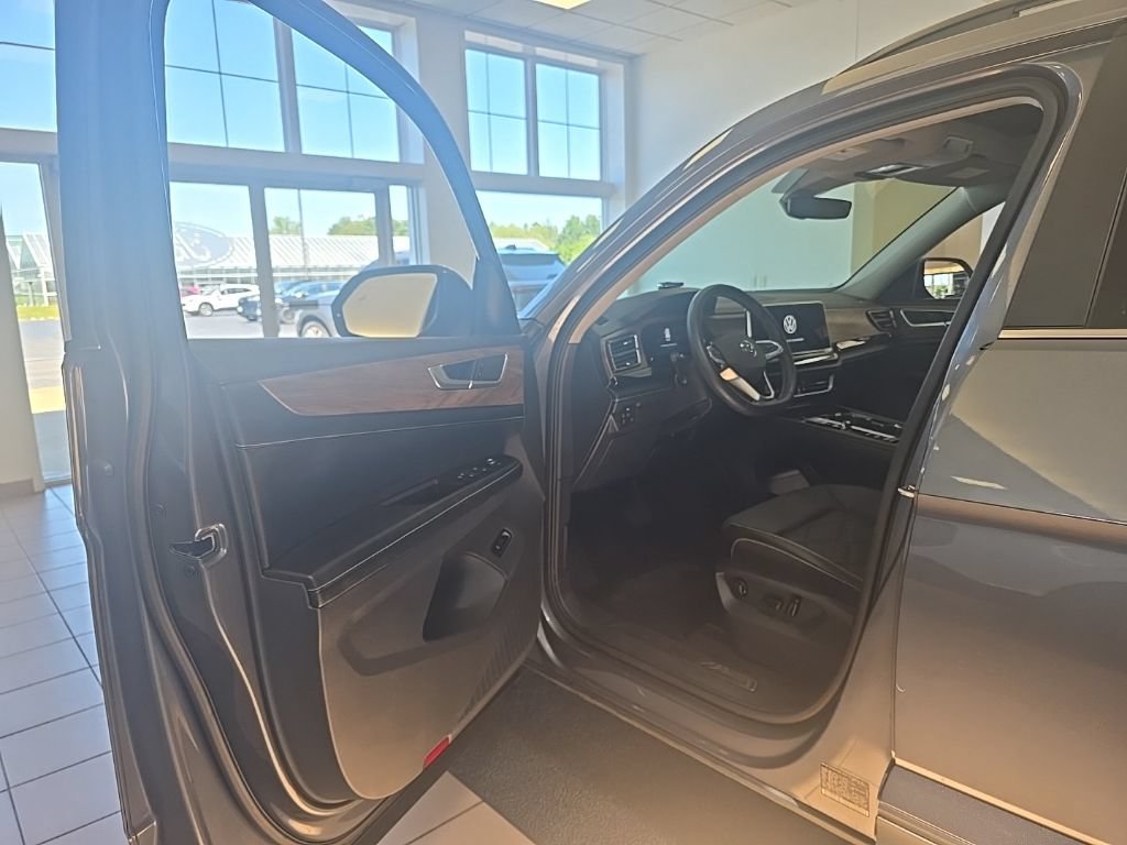 Used 2024 Volkswagen Atlas SE AWD/4WD image 11