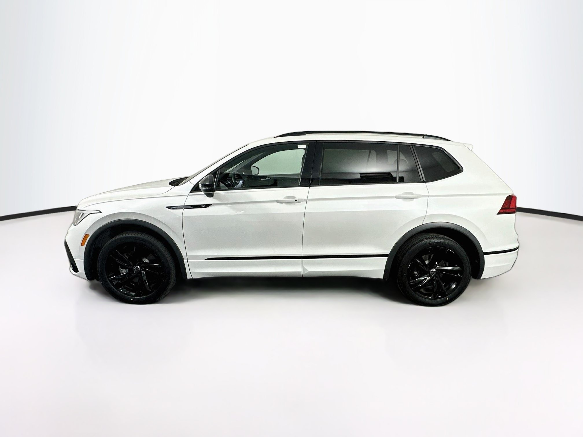 Used 2023 Volkswagen Tiguan SE R-Line FWD image 4