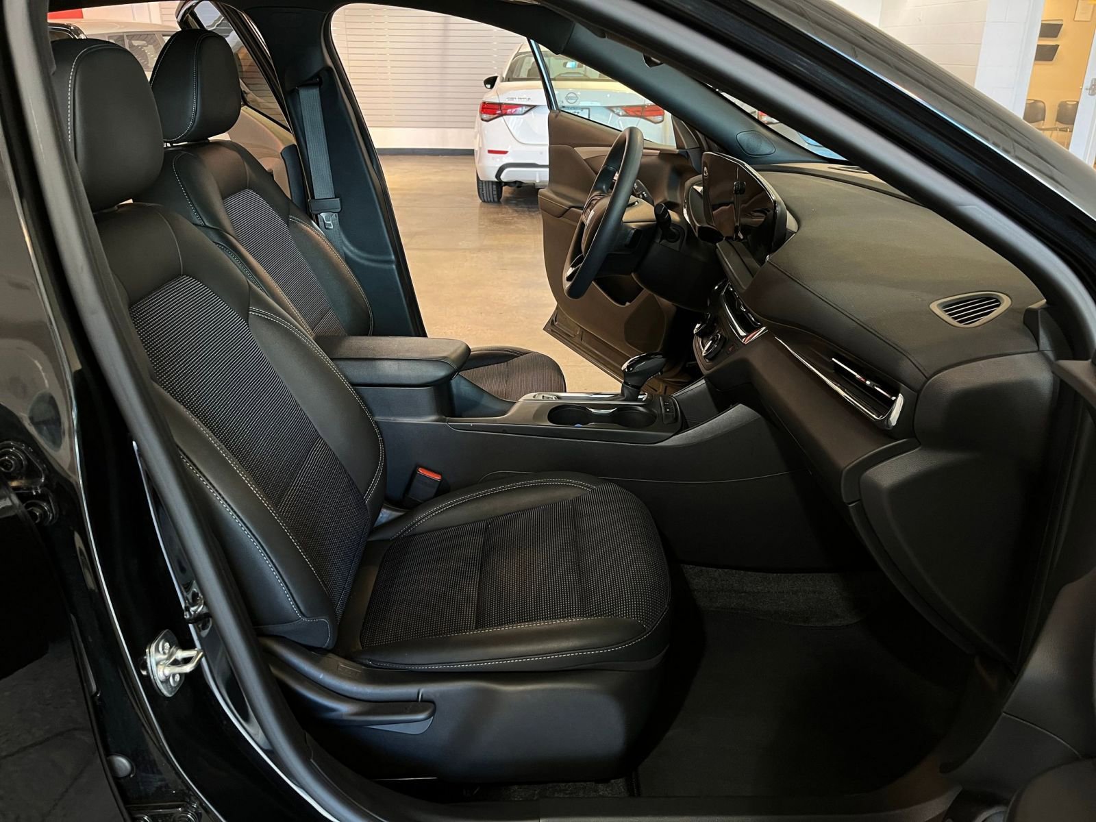 Used 2025 Buick Envista Preferred image 35