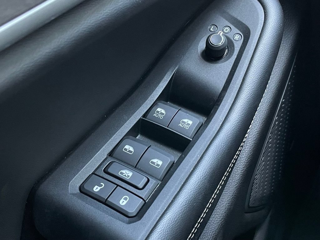 Used 2023 Jeep Grand Cherokee Limited w/ Black Appearance Package AWD/4WD image 12