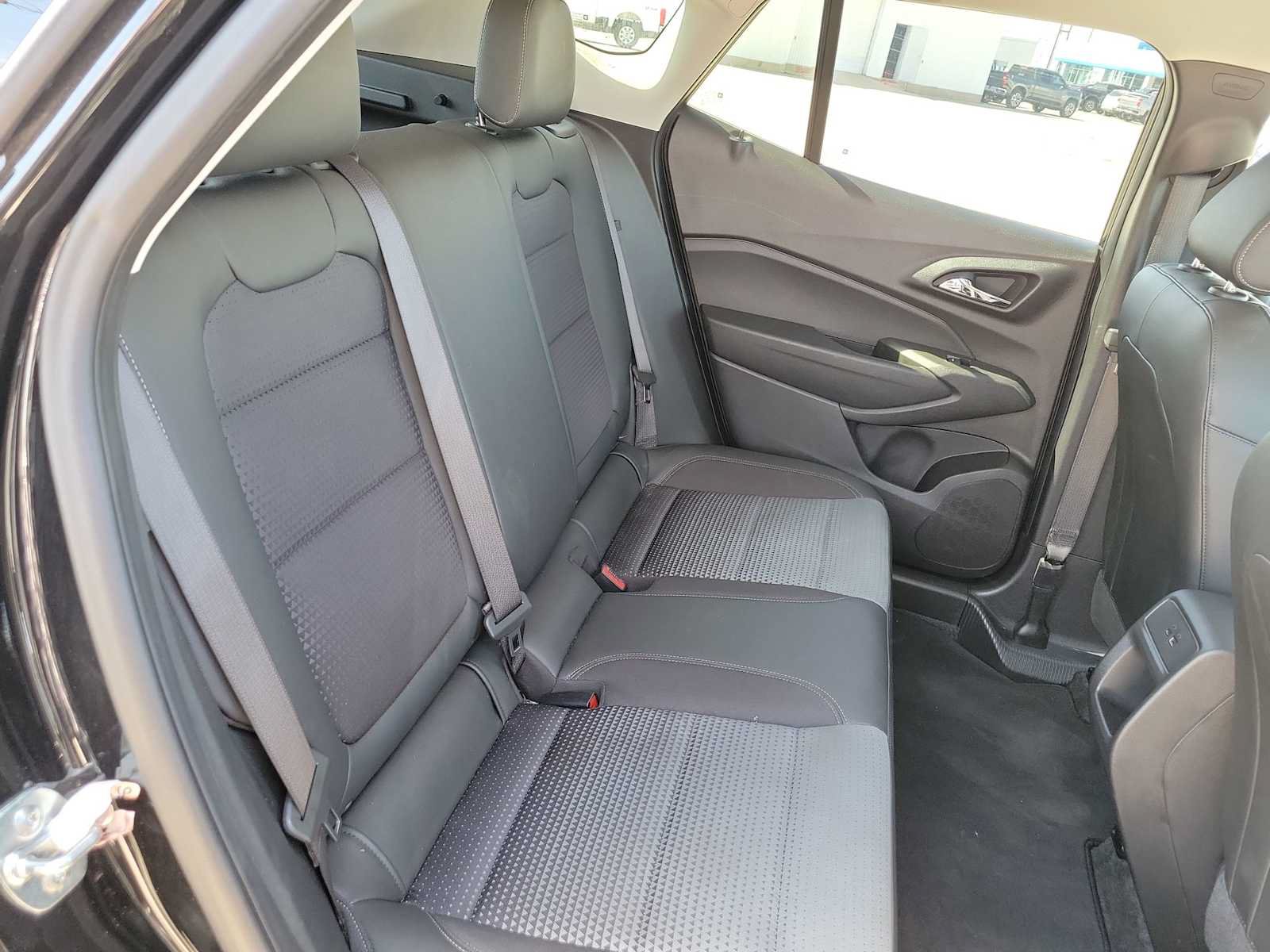 Used 2025 Chevrolet Trax LT w/ LT Convenience Package FWD image 17