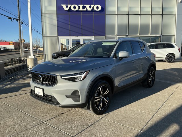 Certified 2025 Volvo XC40 B5 Core image 2