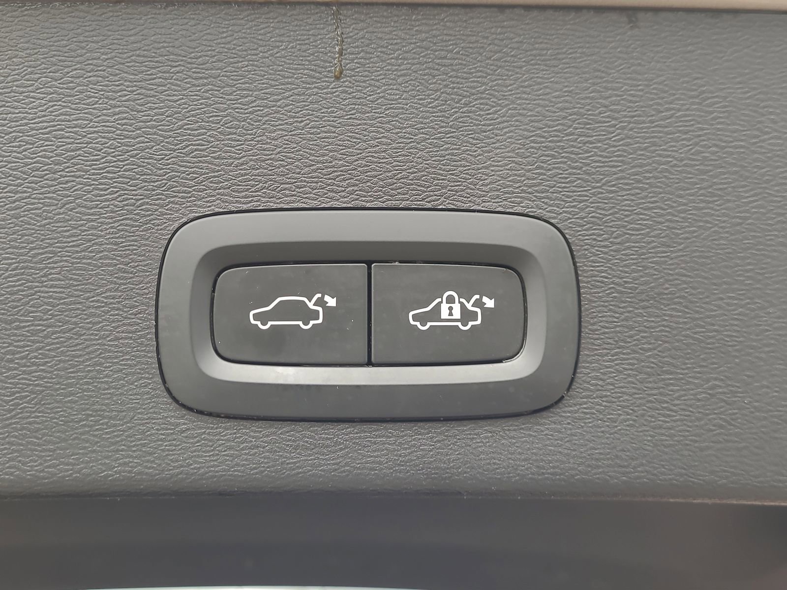 Used 2023 Volvo XC40 B4 Ultimate FWD image 16