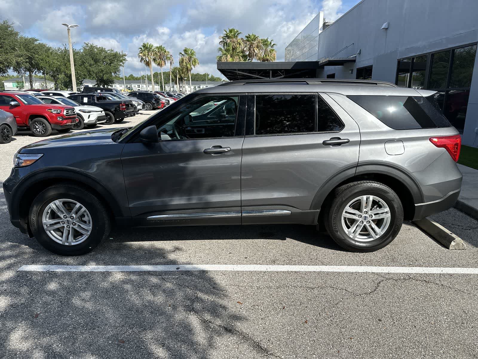 Used 2023 Ford Explorer XLT RWD image 5