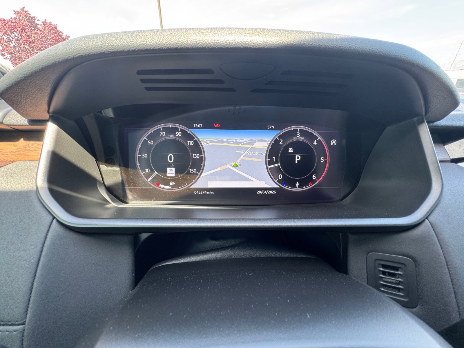 Used 2020 Land Rover Discovery HSE image 10