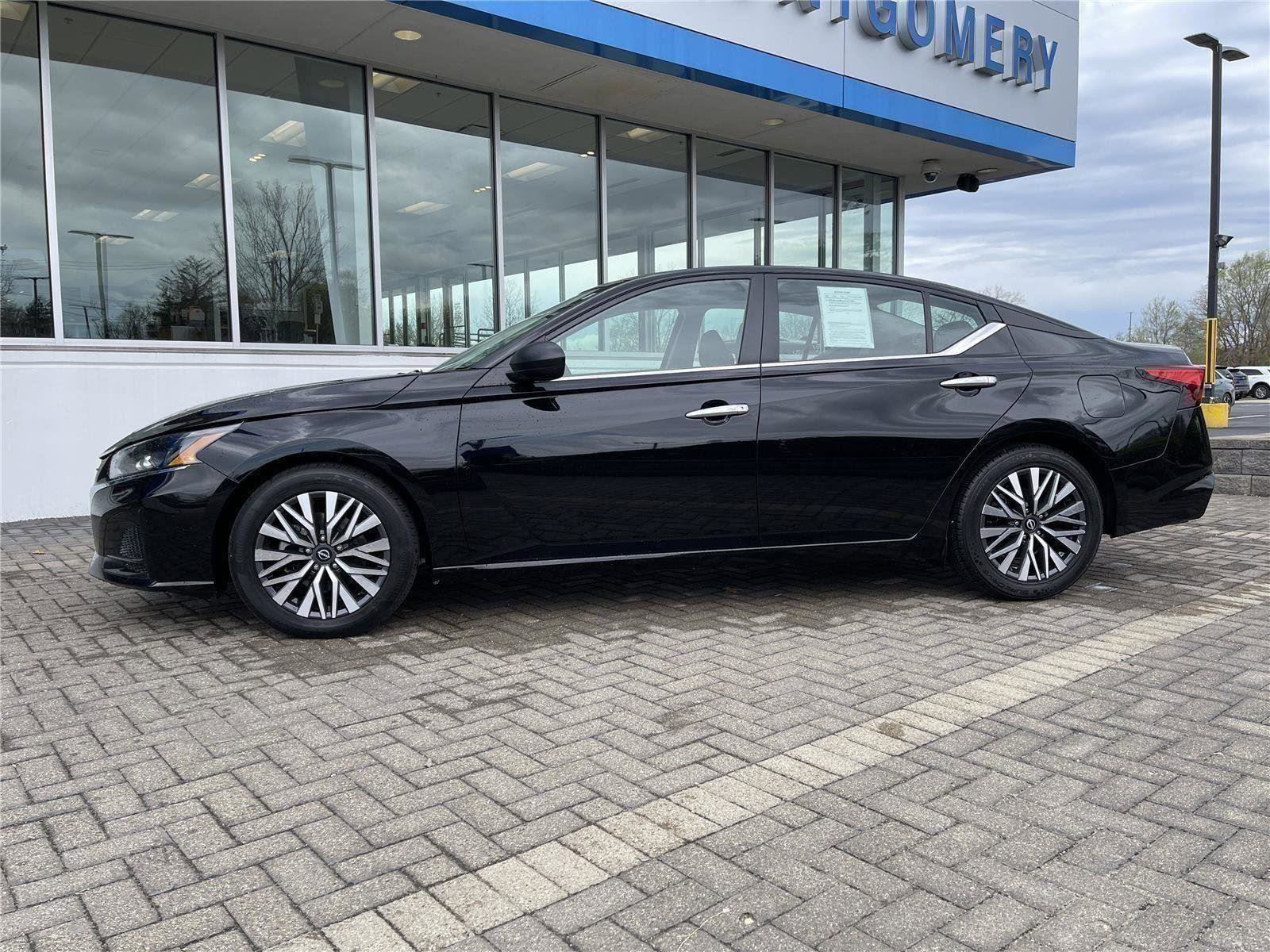 Used 2024 Nissan Altima 2.5 SV FWD image 2