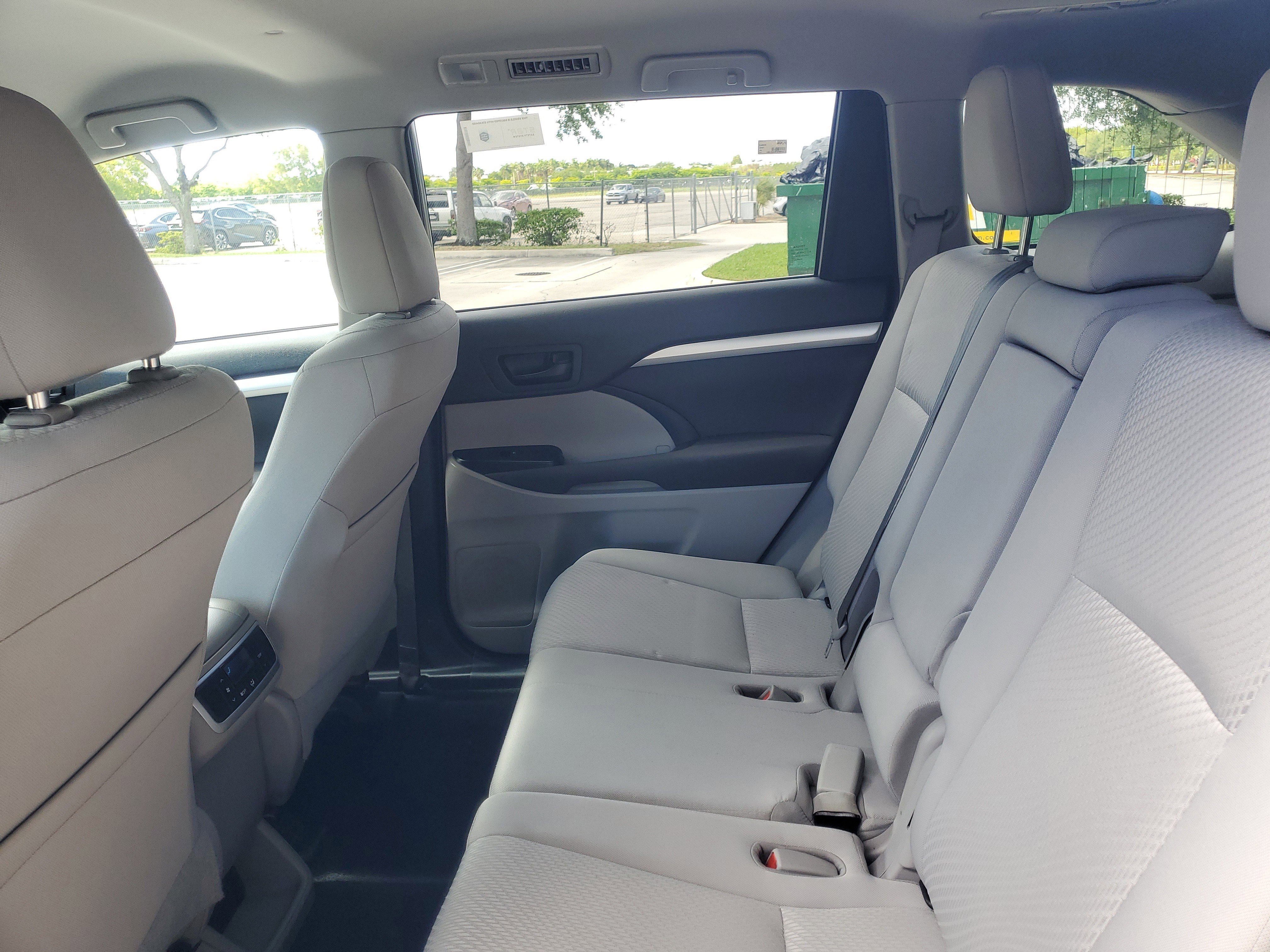 Used 2019 Toyota Highlander LE FWD image 11