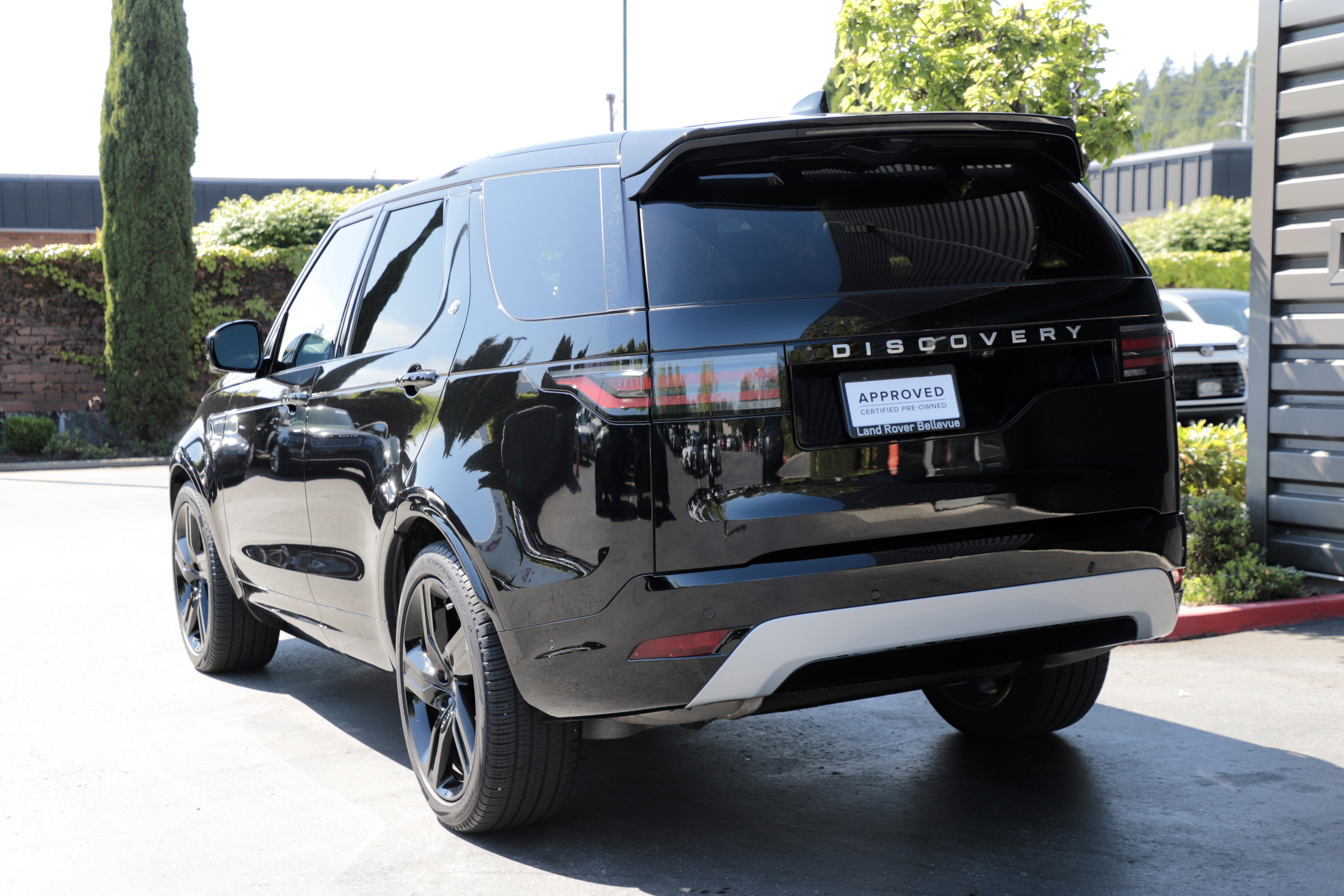 Certified 2025 Land Rover Discovery Metropolitan Edition AWD/4WD image 6