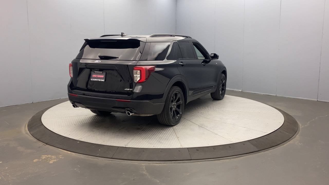 Used 2023 Ford Explorer ST-Line AWD/4WD image 4