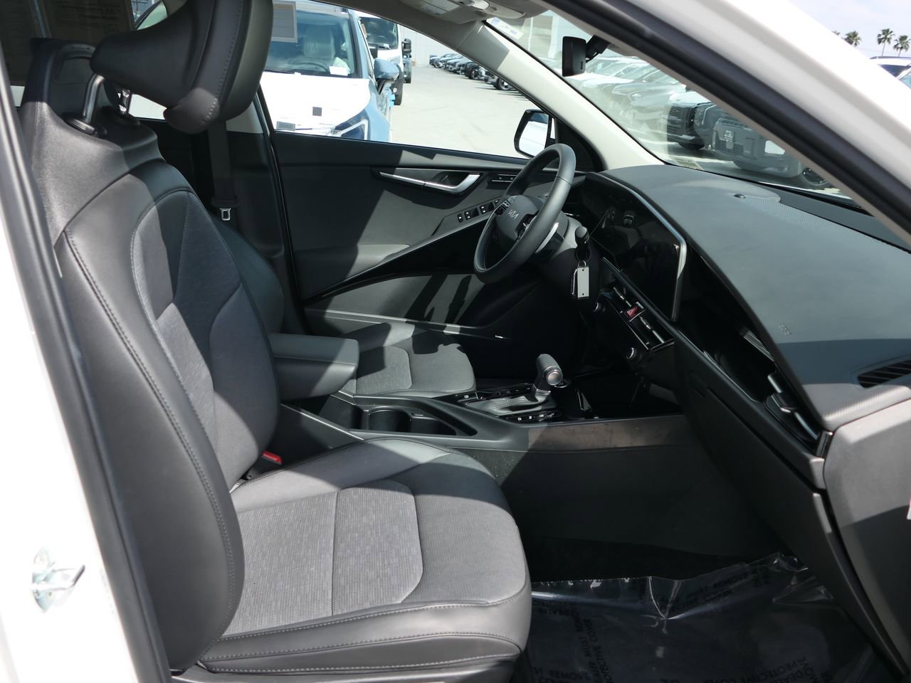 Used 2023 Kia Niro SX Touring image 27
