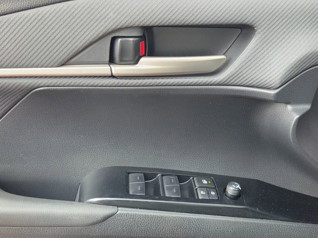 Used 2025 Toyota Camry SE image 26