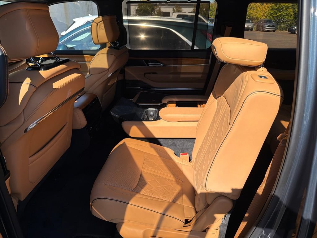Used 2023 Jeep Grand Wagoneer L Series III AWD/4WD image 7