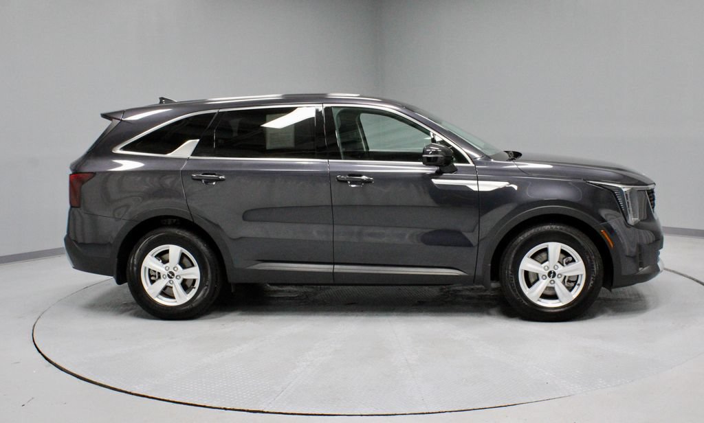 Used 2025 Kia Sorento LX FWD image 11