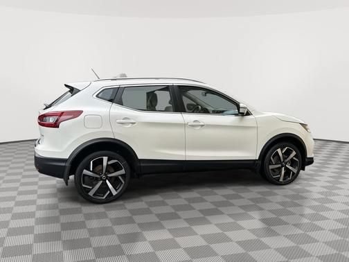 Used 2022 Nissan Rogue Sport SL AWD/4WD image 2
