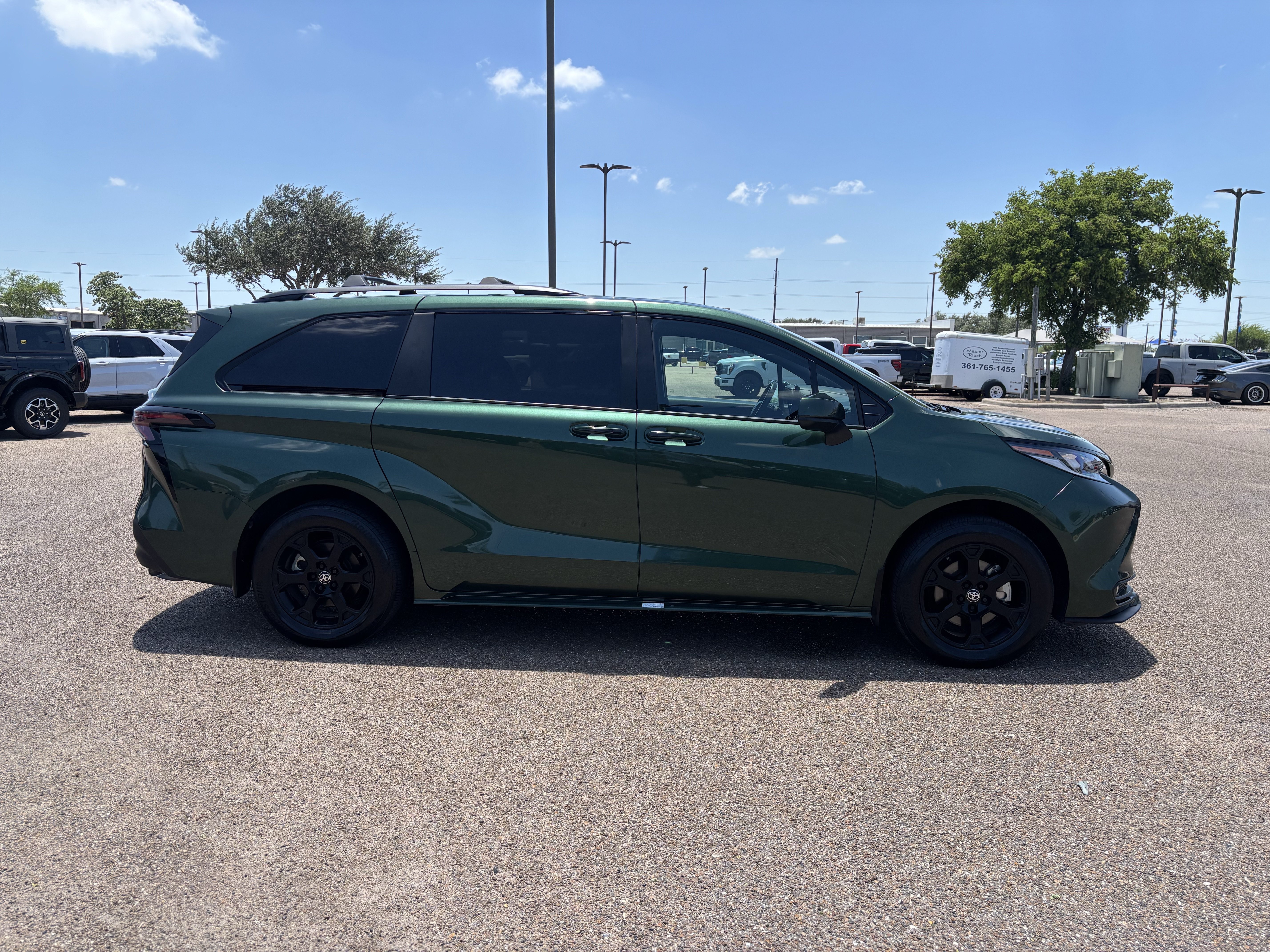 Used 2025 Toyota Sienna XLE Woodland Edition AWD/4WD image 4