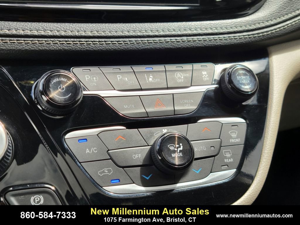Used 2022 Chrysler Pacifica Limited image 22