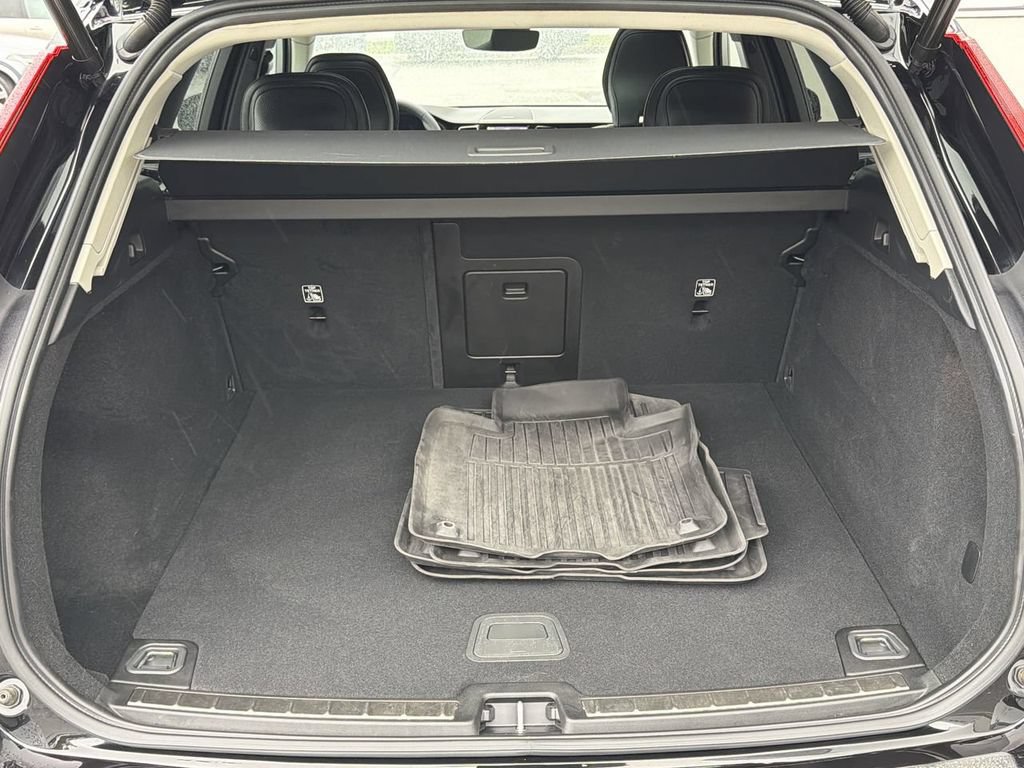 Certified 2024 Volvo XC60 B5 Plus w/ Protection Package Premier AWD/4WD image 27
