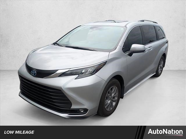 Used 2025 Toyota Sienna XLE image 1