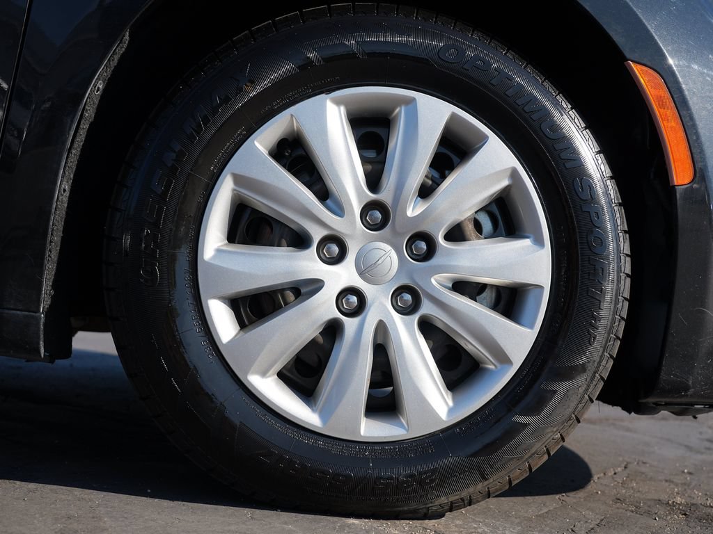 Used 2020 Chrysler Voyager L FWD image 28