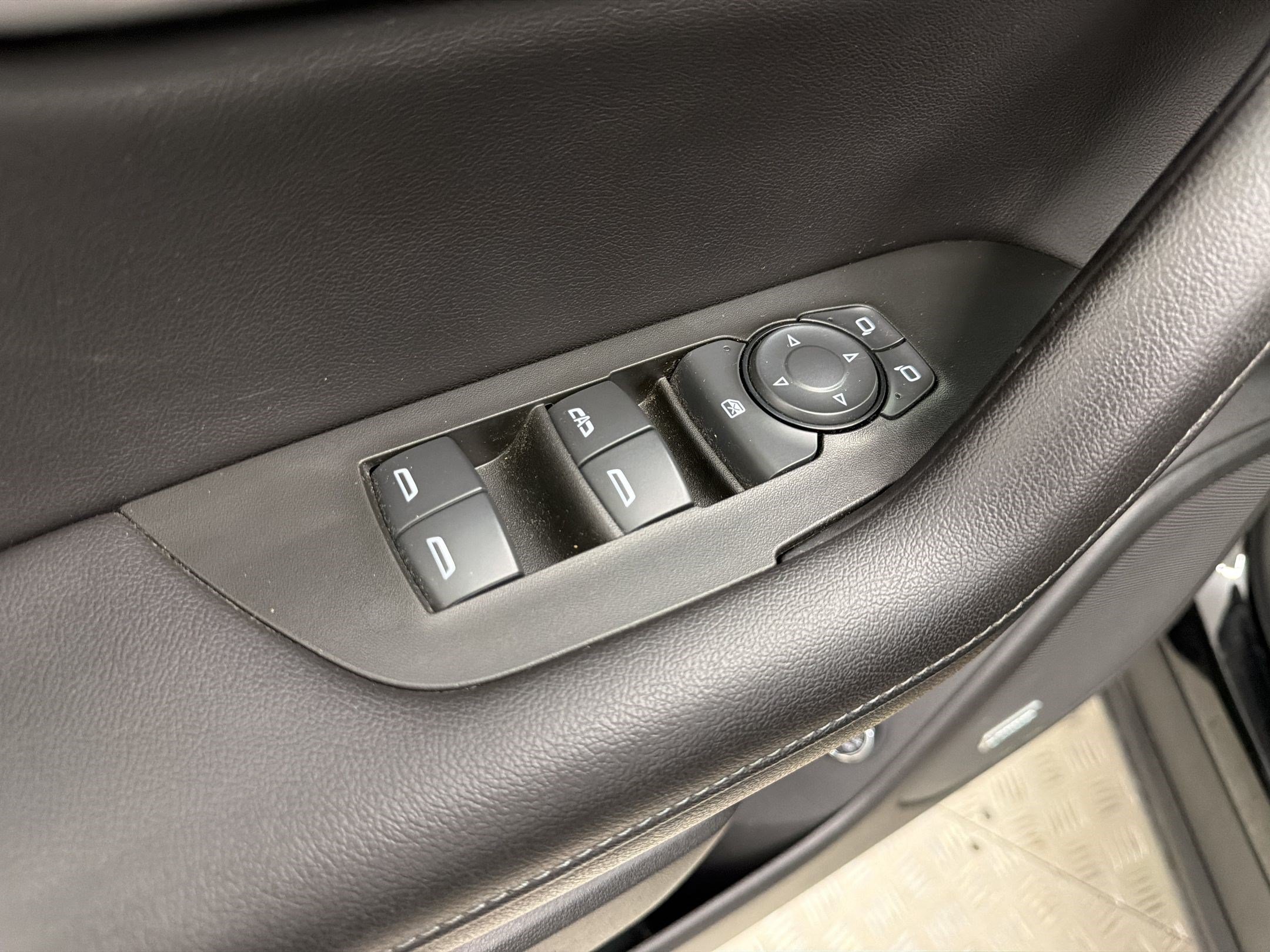 Used 2022 Chevrolet Blazer LT w/ Sound & Technology Package FWD image 12