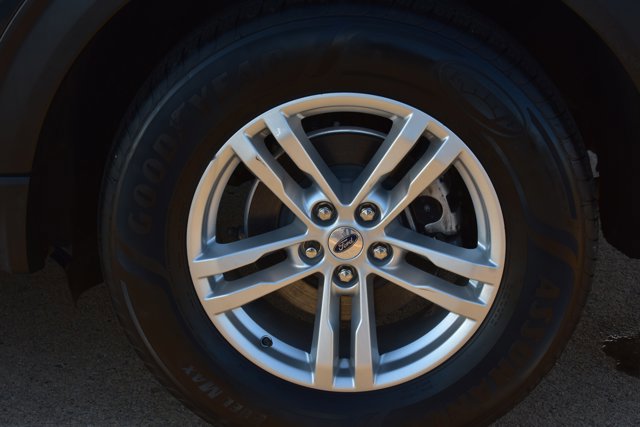 Used 2022 Ford Explorer XLT w/ Equipment Group 202A image 11