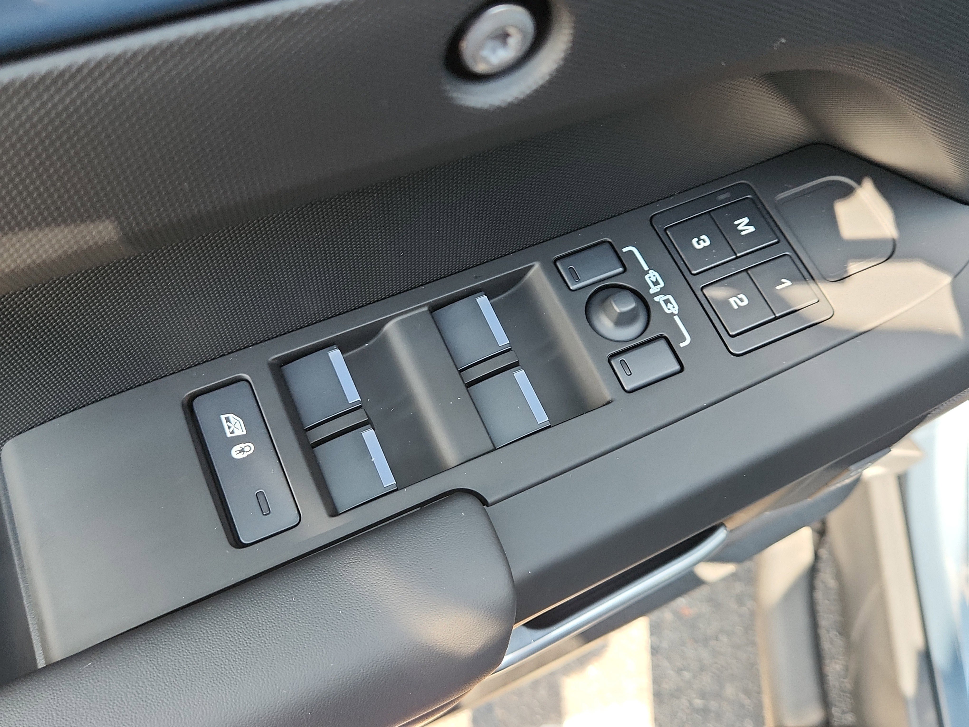 New 2025 Land Rover Defender 110 X-Dynamic SE image 8