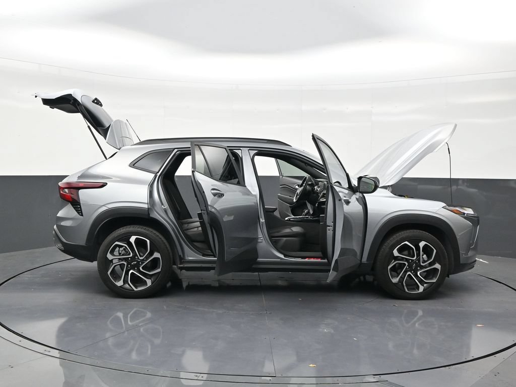 Used 2025 Chevrolet Trax RS w/ Sunroof Package FWD image 28