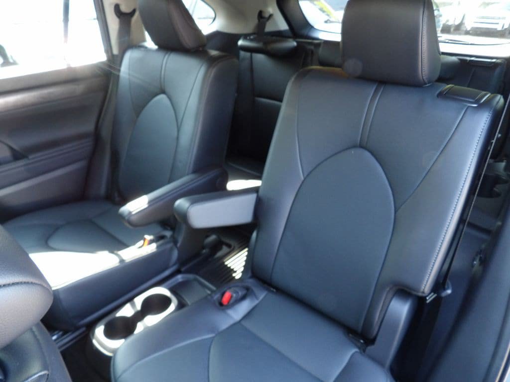 Used 2025 Toyota Highlander Limited AWD/4WD image 27