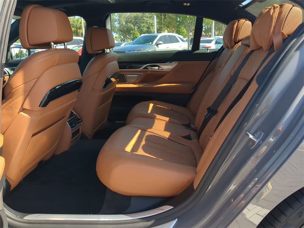Used 2021 BMW 750i xDrive w/ Luxury Rear Seating Package image 15