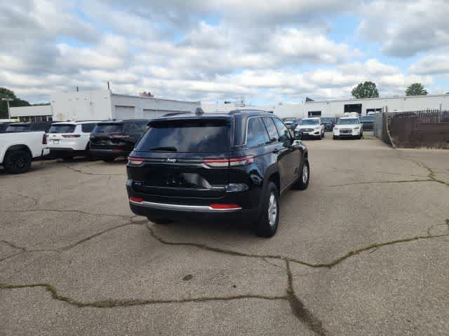 Certified 2023 Jeep Grand Cherokee Laredo w/ Trailer Tow Prep Group (B) AWD/4WD image 19