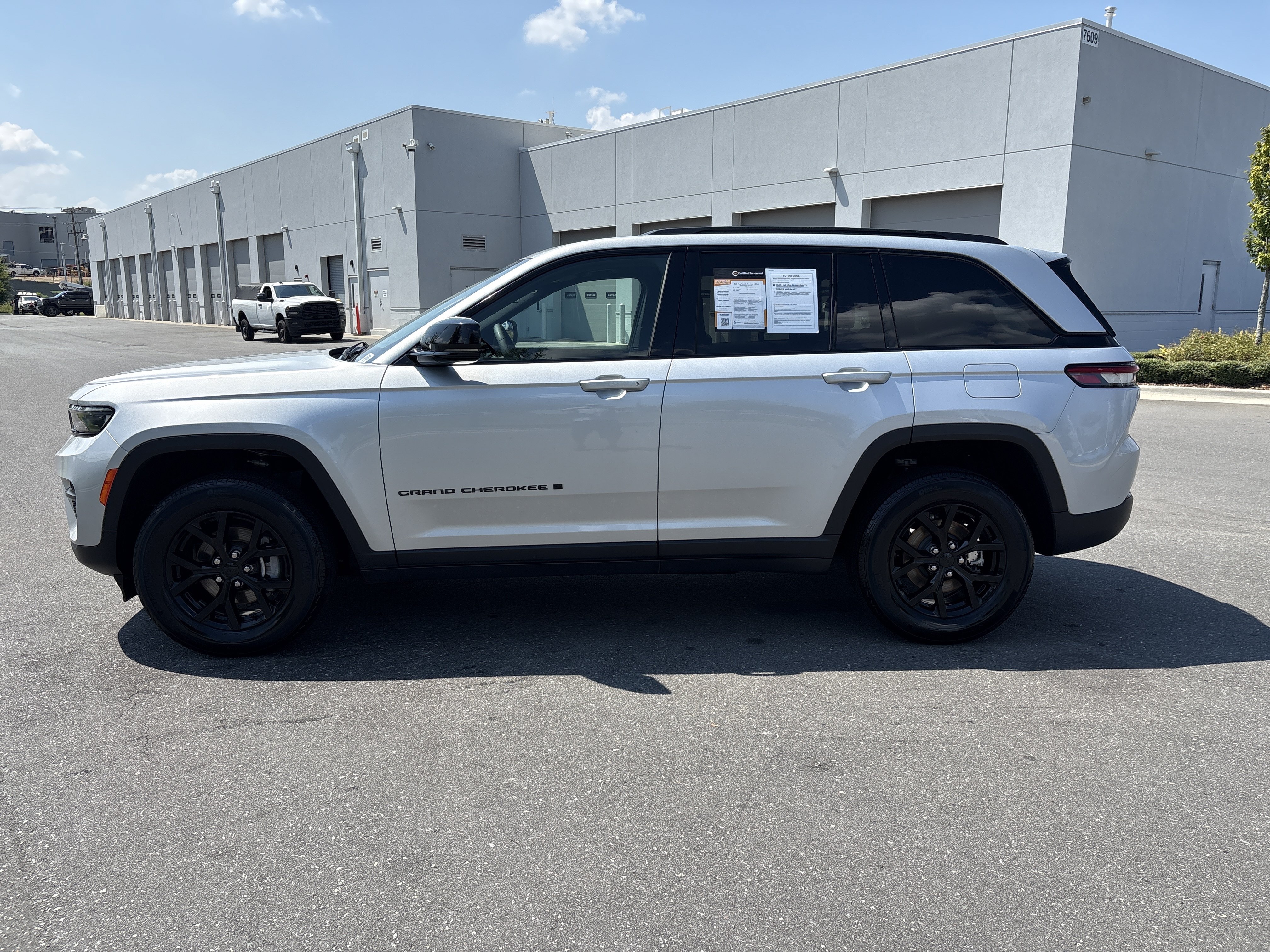 Used 2025 Jeep Grand Cherokee Altitude AWD/4WD image 6