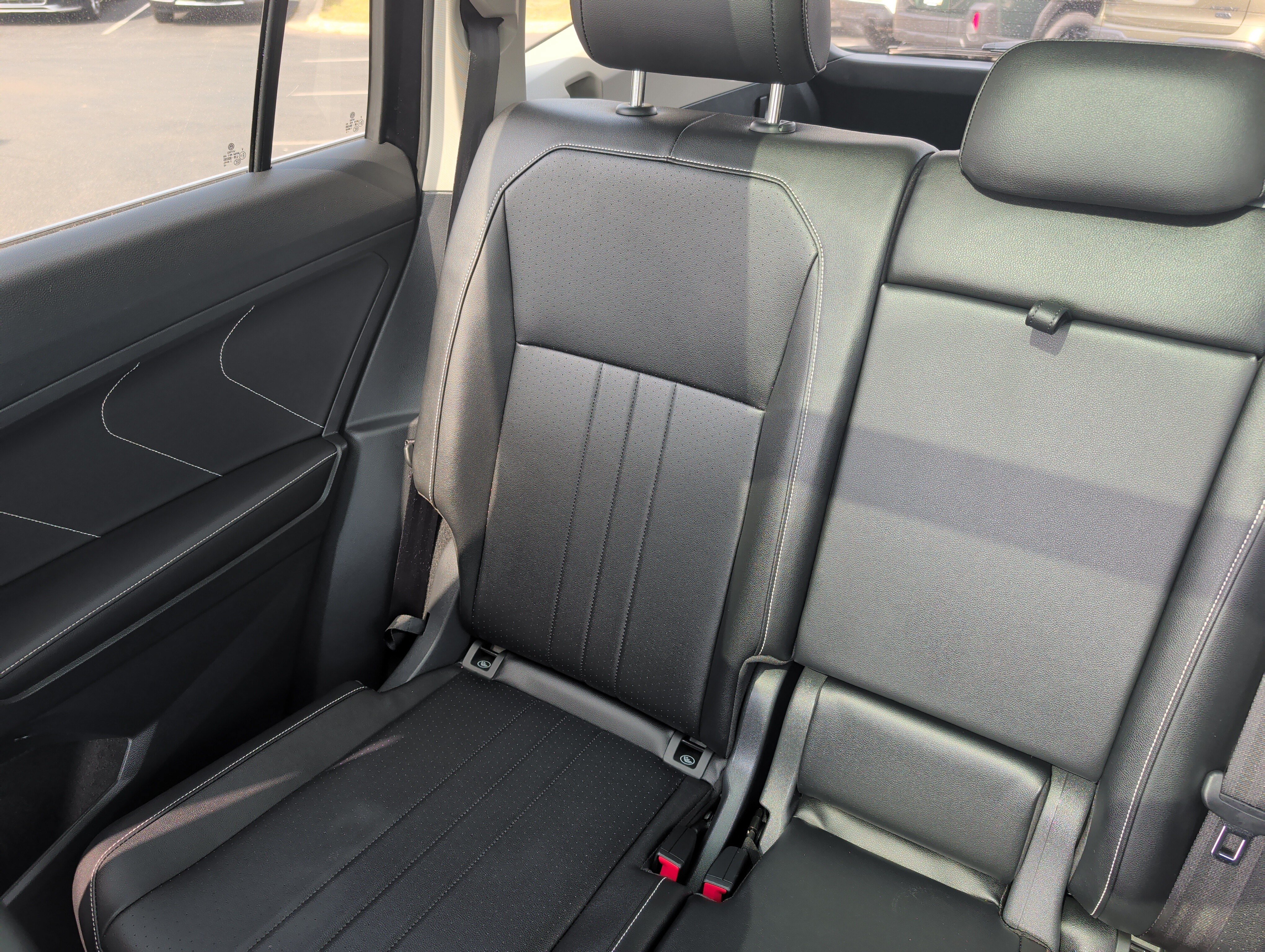 Used 2022 Volkswagen Tiguan SE w/ Panoramic Sunroof Package AWD/4WD image 12