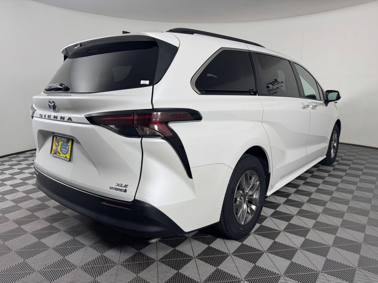 Used 2023 Toyota Sienna XLE FWD image 6