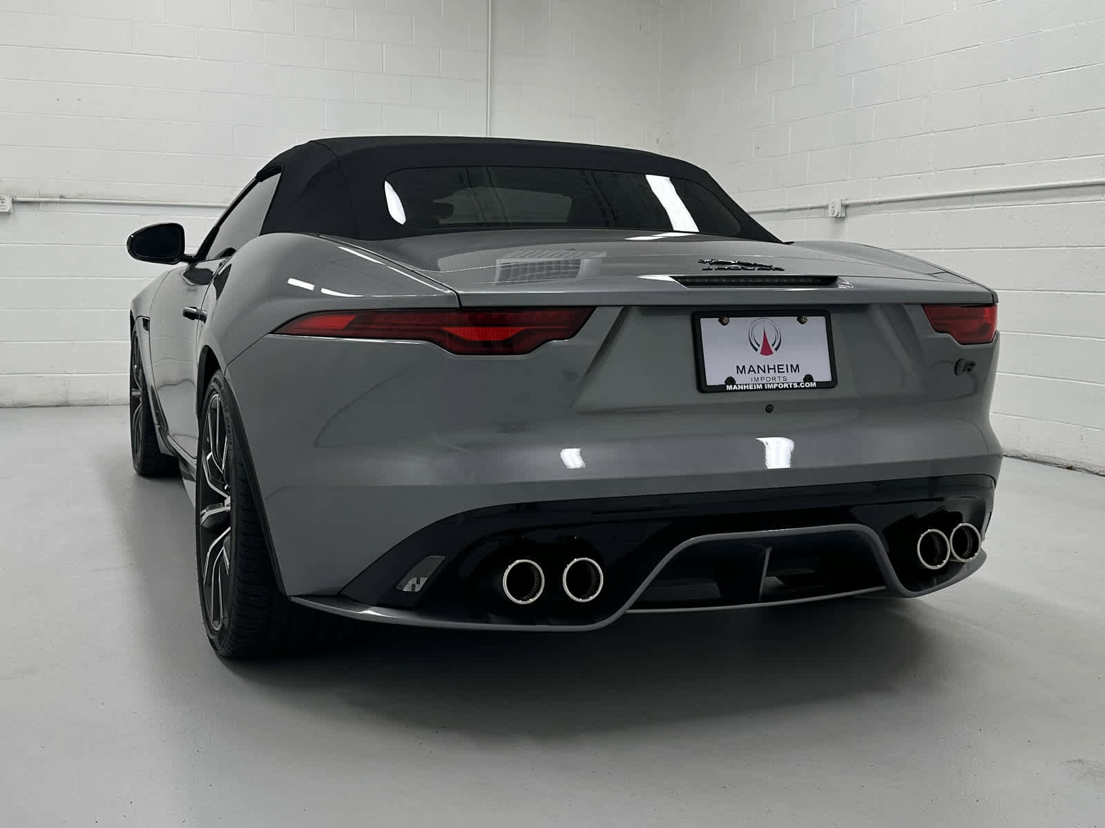 Used 2024 Jaguar F-TYPE R image 15