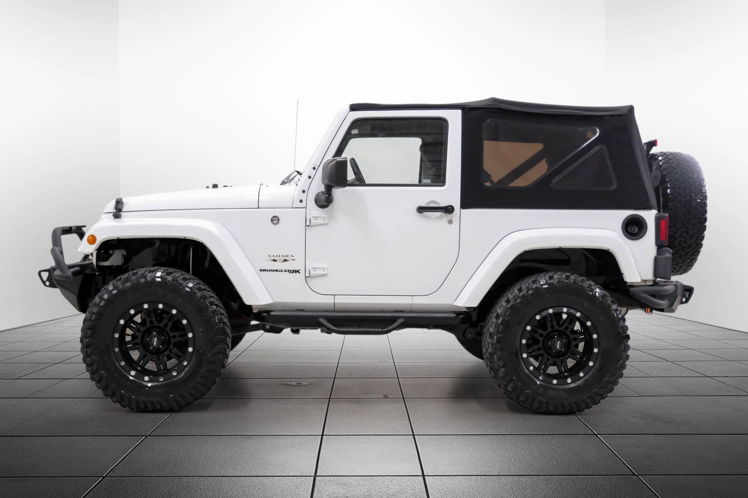 Used 2018 Jeep Wrangler Sahara w/ Connectivity Group AWD/4WD image 11