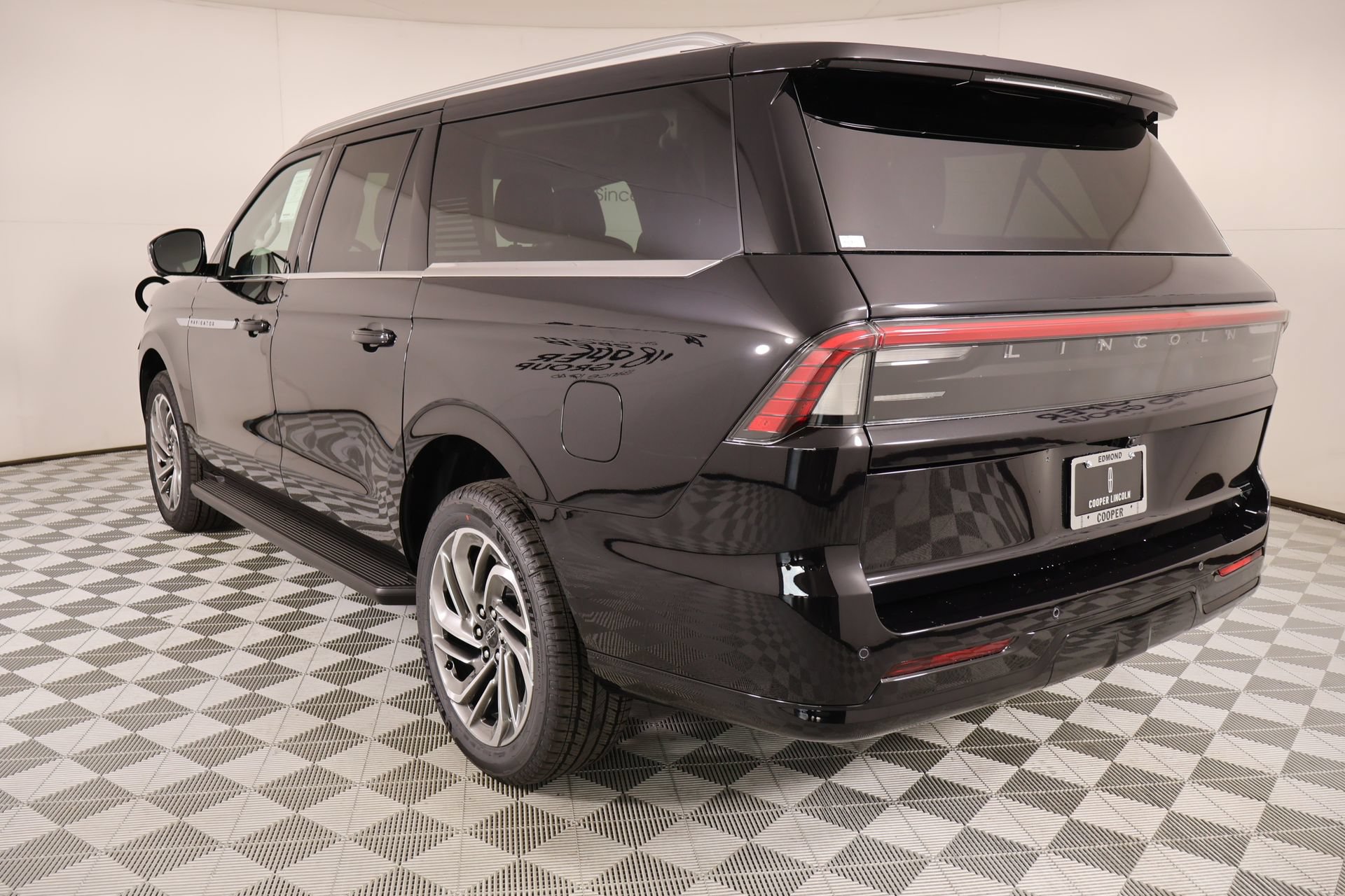 New 2026 Lincoln Navigator L Premier AWD/4WD image 22