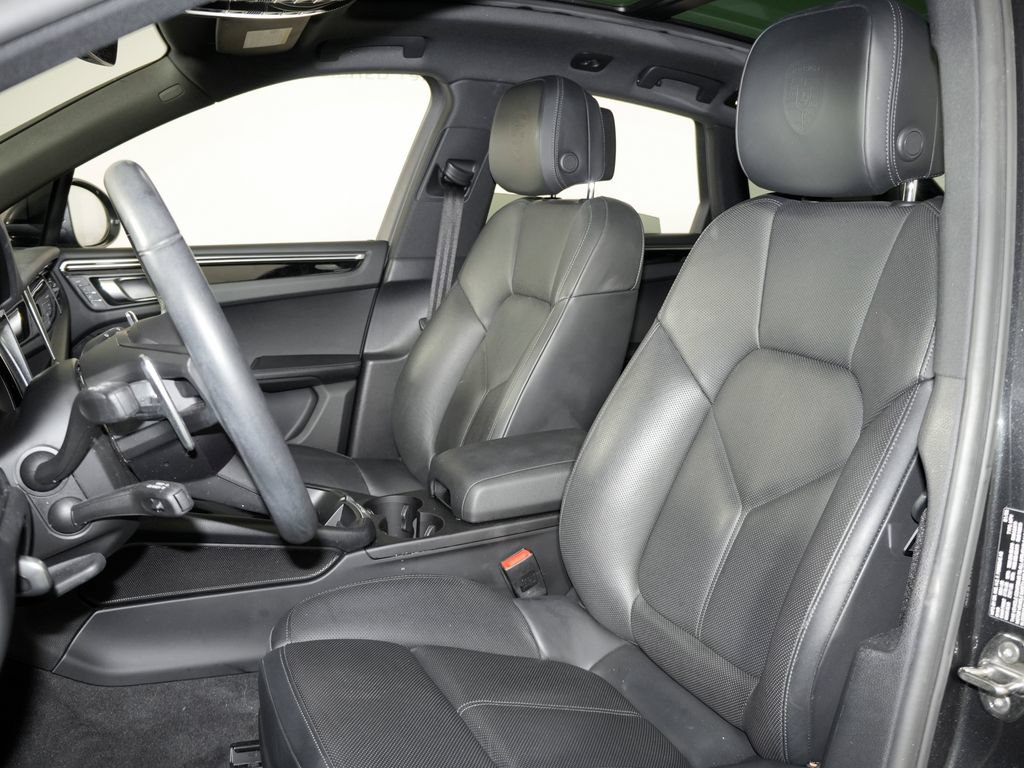 Certified 2023 Porsche Macan Turbo AWD/4WD image 5