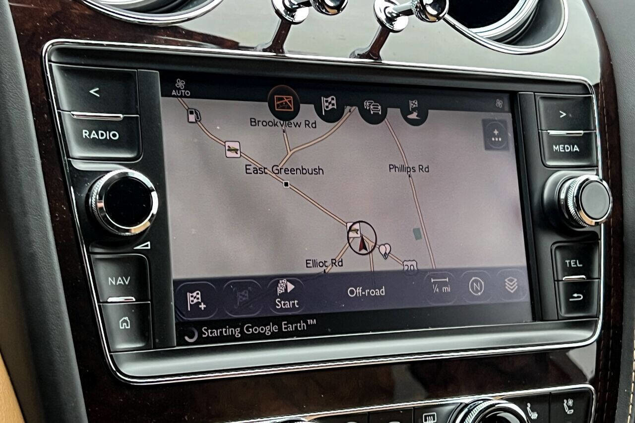 Used 2017 Bentley Bentayga image 34