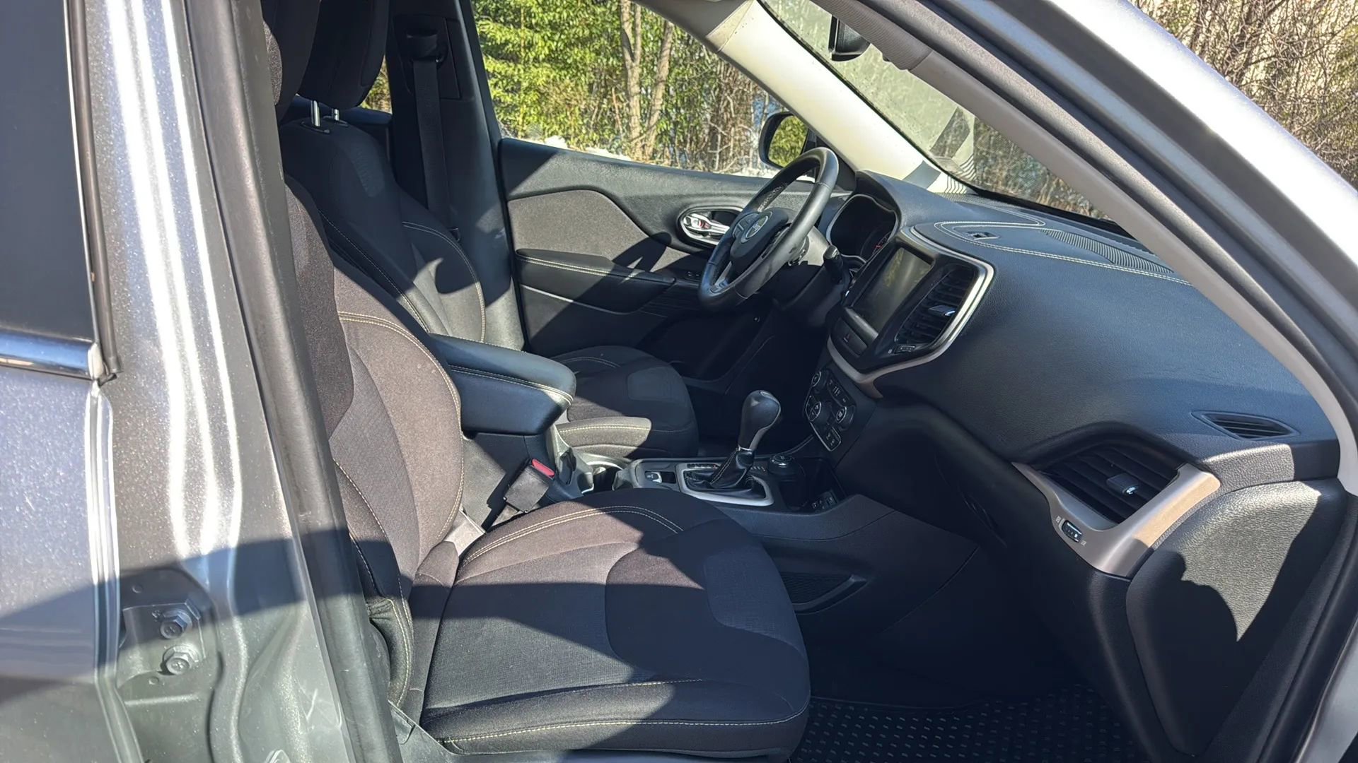 Used 2015 Jeep Cherokee Latitude w/ Comfort/Convenience Group image 12