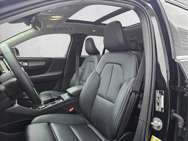 Used 2025 Volvo XC40 B5 Plus image 20