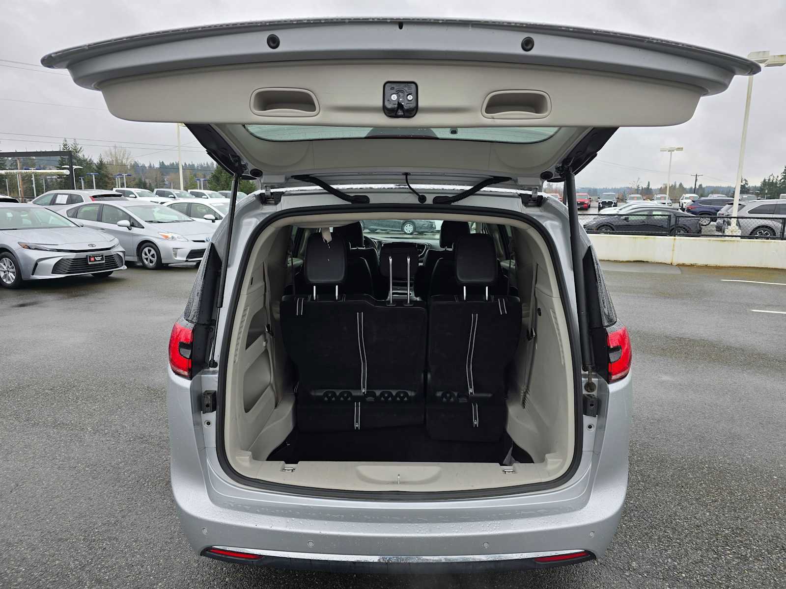 Used 2024 Chrysler Pacifica Touring-L image 14