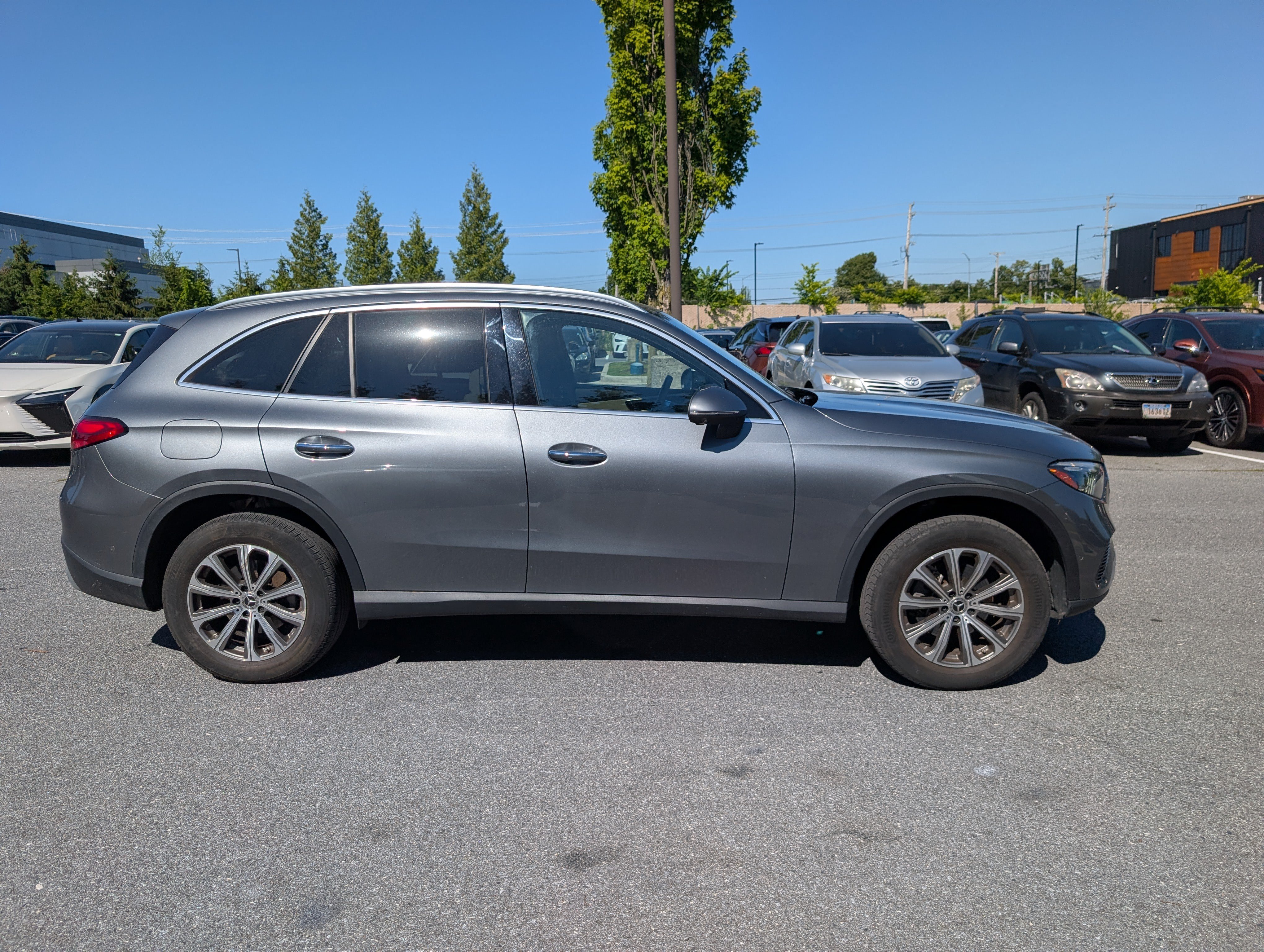 Used 2023 Mercedes-Benz GLC 300 4MATIC image 2
