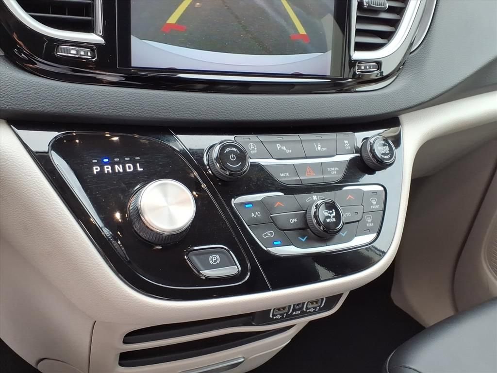 Used 2024 Chrysler Pacifica Touring-L FWD image 9