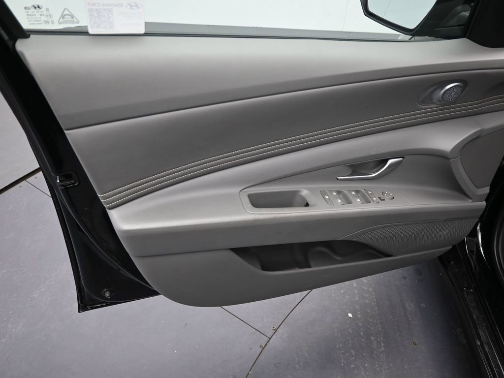Used 2025 Hyundai Elantra SEL image 16