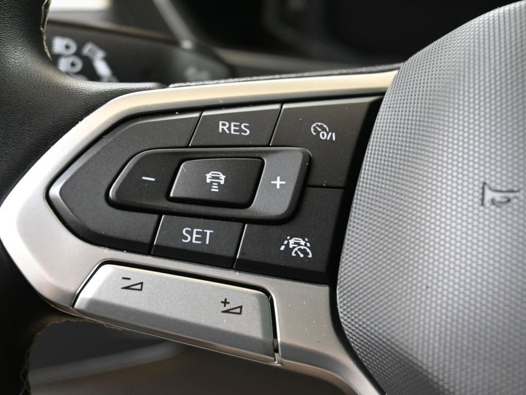 Used 2023 Volkswagen Tiguan SEL R-Line image 25