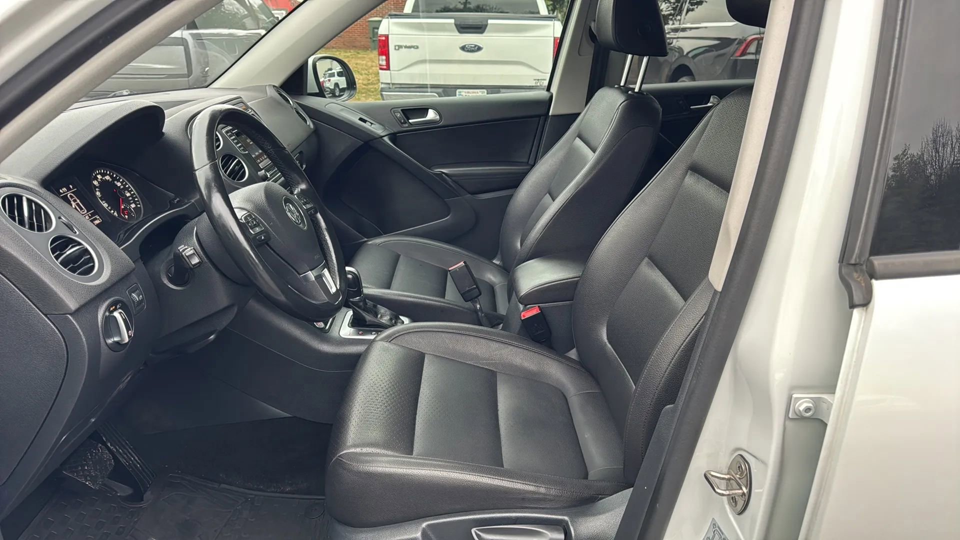 Used 2016 Volkswagen Tiguan S image 10