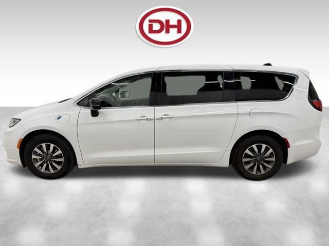 Used 2024 Chrysler Pacifica Select image 2